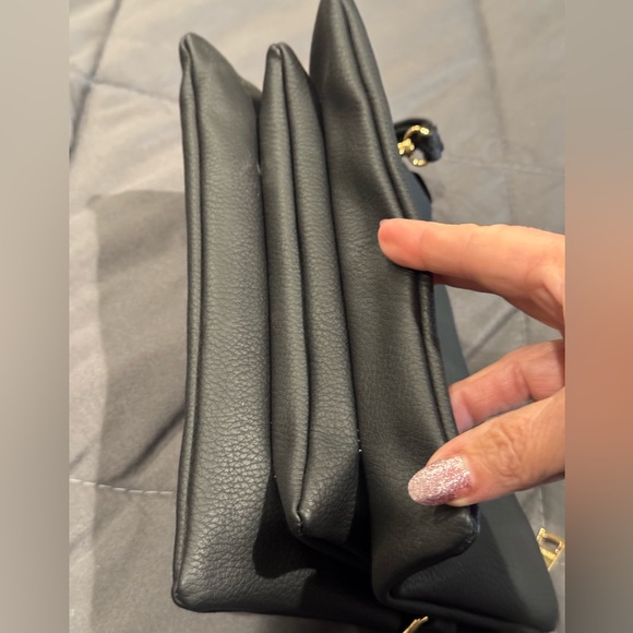 Jen & Co wristlet w/3 pockets. 2 D Rings, add own guitar strap for a crossbody. - Picture 9 of 9